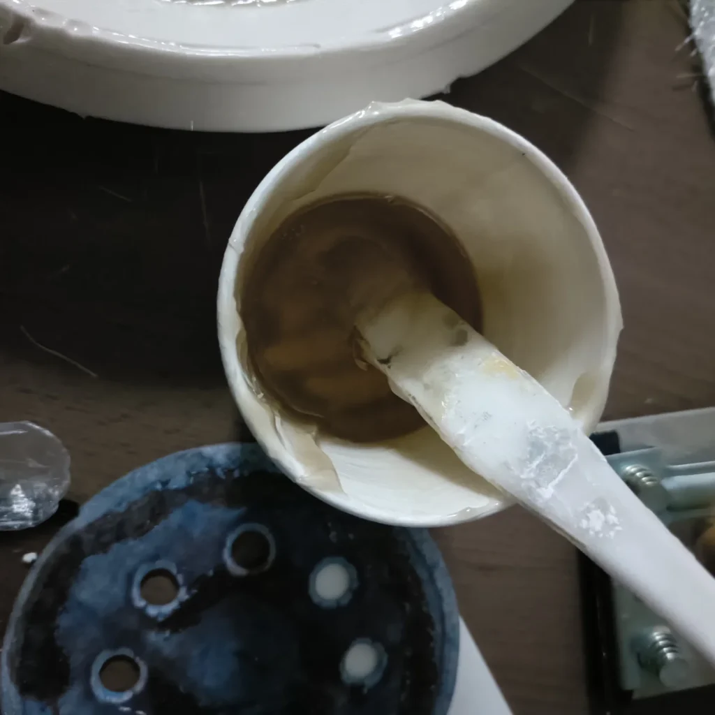 原型制作:樹脂に硬化剤を入れる