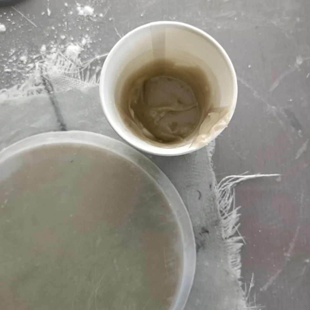 板とカットしたパーツを接着するために、タルクのパテを作る